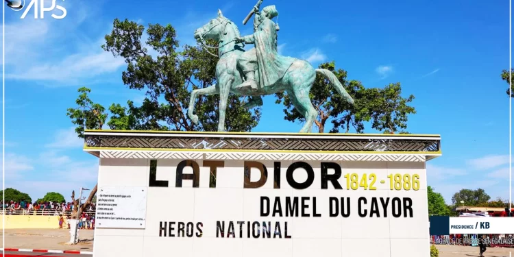 La statue Lat-Dior de Thiès, une oeuvre de l’artiste-sculpteur burkinabè Siriki Ky La statue Lat-Dior de Thiès, une oeuvre de l’artiste-sculpteur burkinabè Siriki Ky