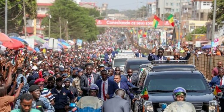 Bissau : Le Président Diomaye Faye accueilli avec les honneurs (photos) Bissau : Le Président Diomaye Faye accueilli avec les honneurs (photos)