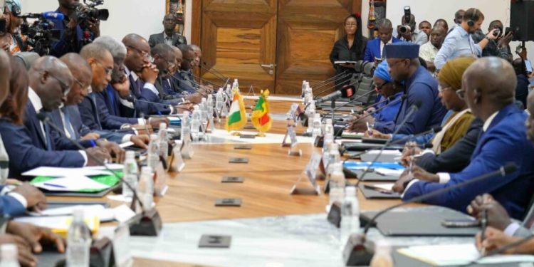 Visite du PM en Côte d’Ivoire : séance de travail entre Dakar et Abidjan pour renforcer la coopération Visite du PM en Côte d’Ivoire : séance de travail entre Dakar et Abidjan pour renforcer la coopération
