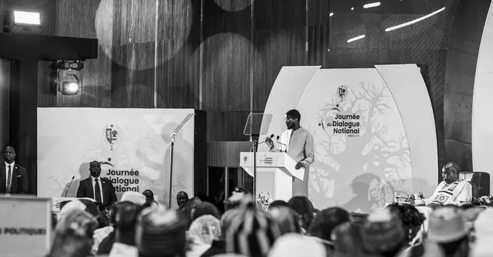 Clôture du dialogue national : Le Président Diomaye Faye salue la maturité démocratique des participants… Clôture du dialogue national : Le Président Diomaye Faye salue la maturité démocratique des participants…