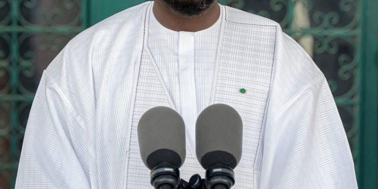 Tabaski 2025 : Diomaye en tenue blanche marquante à la grande mosquée de Dakar Tabaski 2025 : Diomaye en tenue blanche marquante à la grande mosquée de Dakar