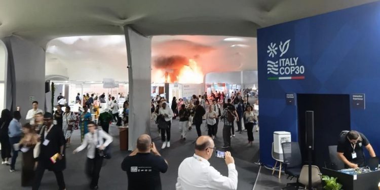 BELÉM : UN VIOLENT INCENDIE PROVOQUE L’ÉVACUATION DU SITE DE LA COP30 BELÉM : UN VIOLENT INCENDIE PROVOQUE L’ÉVACUATION DU SITE DE LA COP30