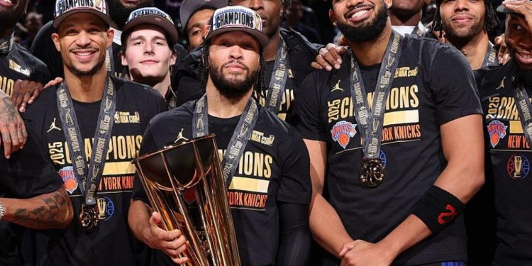 À Las Vegas, les Knicks remportent la NBA Cup et leur premier trophée depuis 1973 À Las Vegas, les Knicks remportent la NBA Cup et leur premier trophée depuis 1973