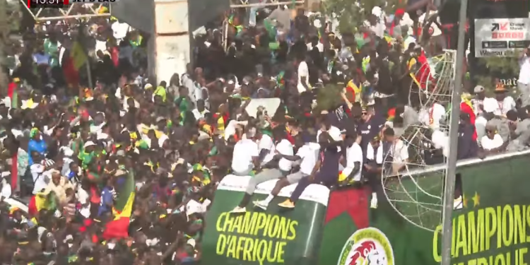 [VIDÉO]Parade des lions : Mamadou Lamine Camara prend en interview ses coéquipiers
