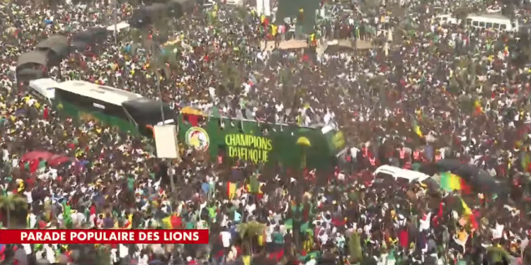 EN DIRECT – Les Lions en parade : le peuple célèbre ses héros