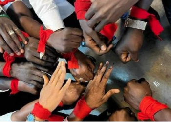 Banque Agricole : le personnel arbore le brassard rouge pour dénoncer une gestion jugée attentiste